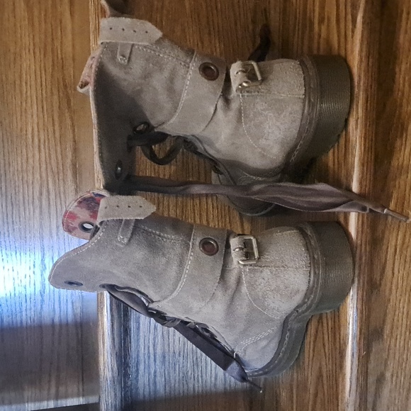 Dr Martens Aimee 9 eye boots in taupe size 7 - Picture 2 of 4